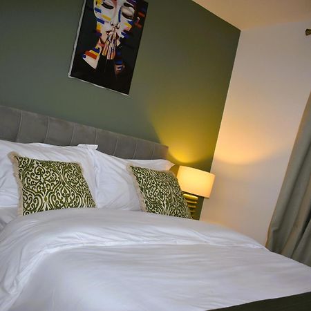 Luxury 2 Bed House With 3 Beds,3 Free Parking Lot In Dartford Near Town Centre, Adjacent Bus Stop, Train Station, Bluewater Mall, 25Mins To London City Airport,20 Miles From Central London מראה חיצוני תמונה