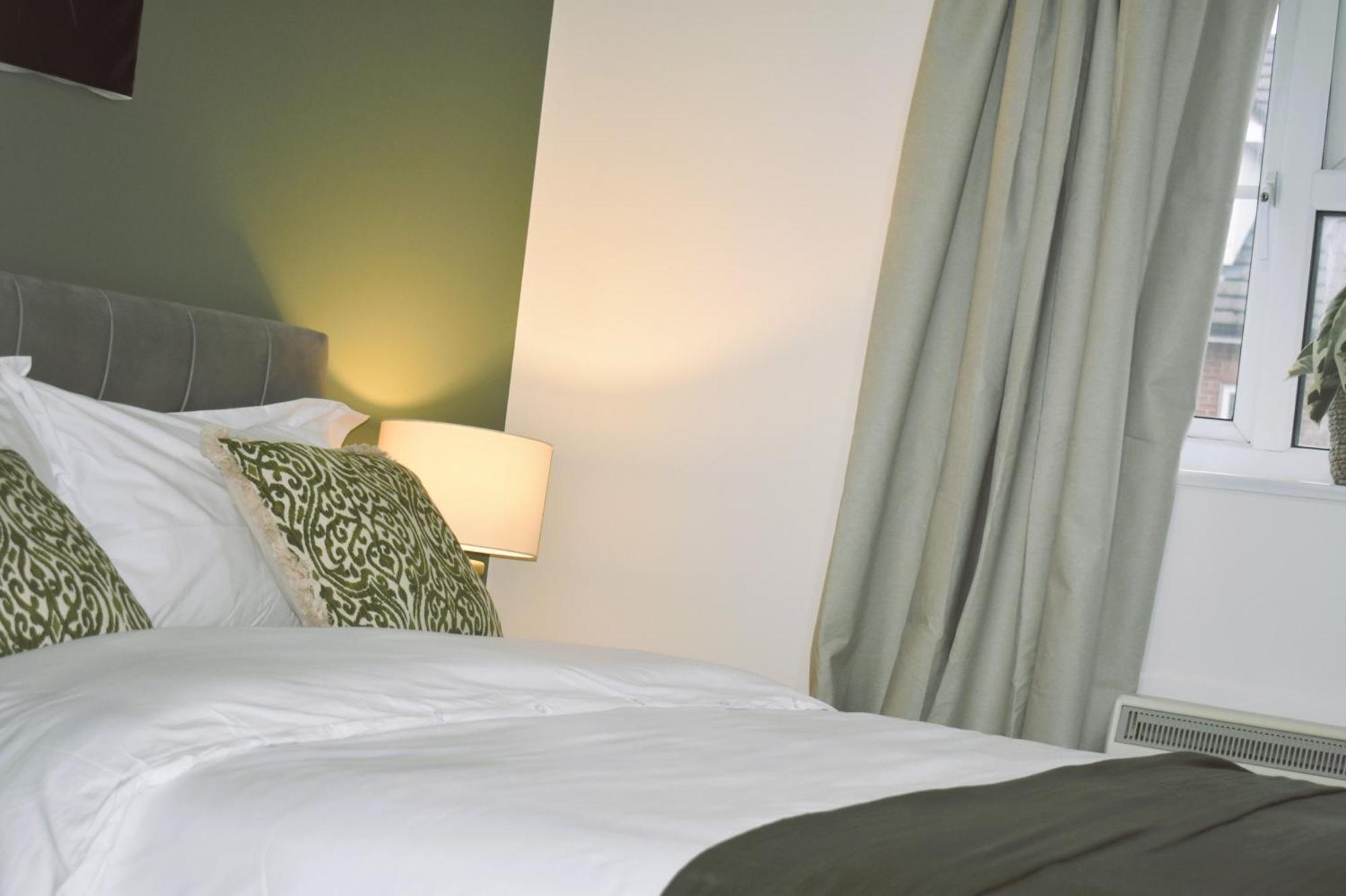 Luxury 2 Bed House With 3 Beds,3 Free Parking Lot In Dartford Near Town Centre, Adjacent Bus Stop, Train Station, Bluewater Mall, 25Mins To London City Airport,20 Miles From Central London מראה חיצוני תמונה