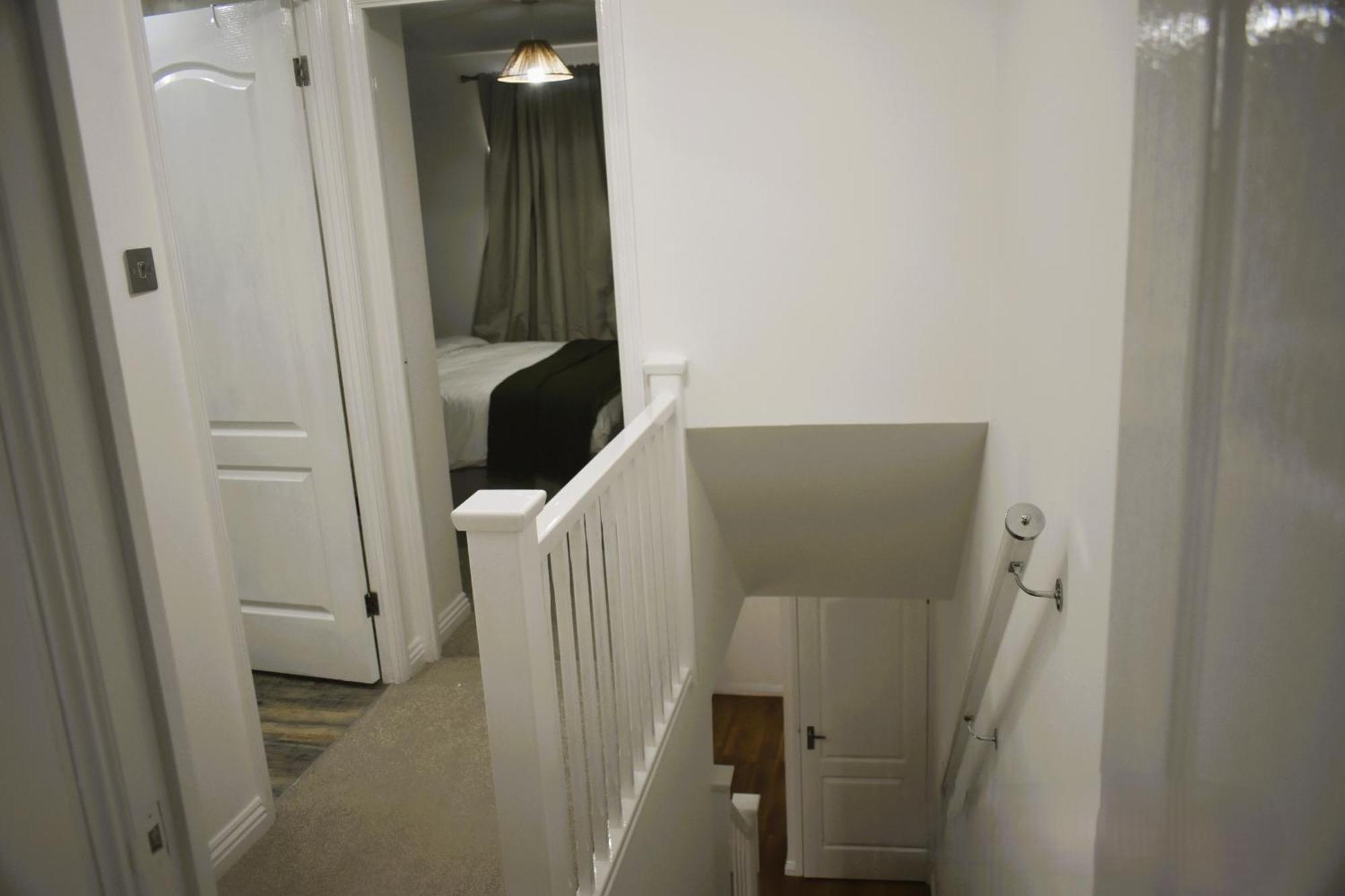 Luxury 2 Bed House With 3 Beds,3 Free Parking Lot In Dartford Near Town Centre, Adjacent Bus Stop, Train Station, Bluewater Mall, 25Mins To London City Airport,20 Miles From Central London מראה חיצוני תמונה