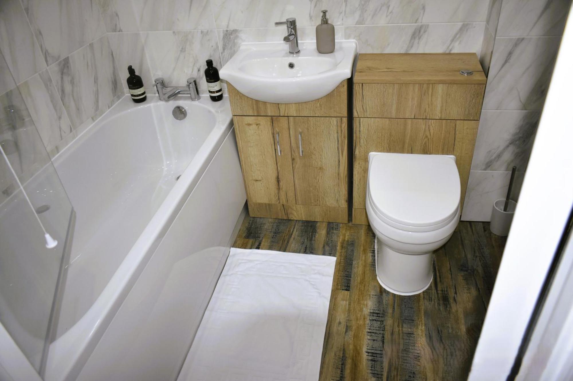 Luxury 2 Bed House With 3 Beds,3 Free Parking Lot In Dartford Near Town Centre, Adjacent Bus Stop, Train Station, Bluewater Mall, 25Mins To London City Airport,20 Miles From Central London מראה חיצוני תמונה