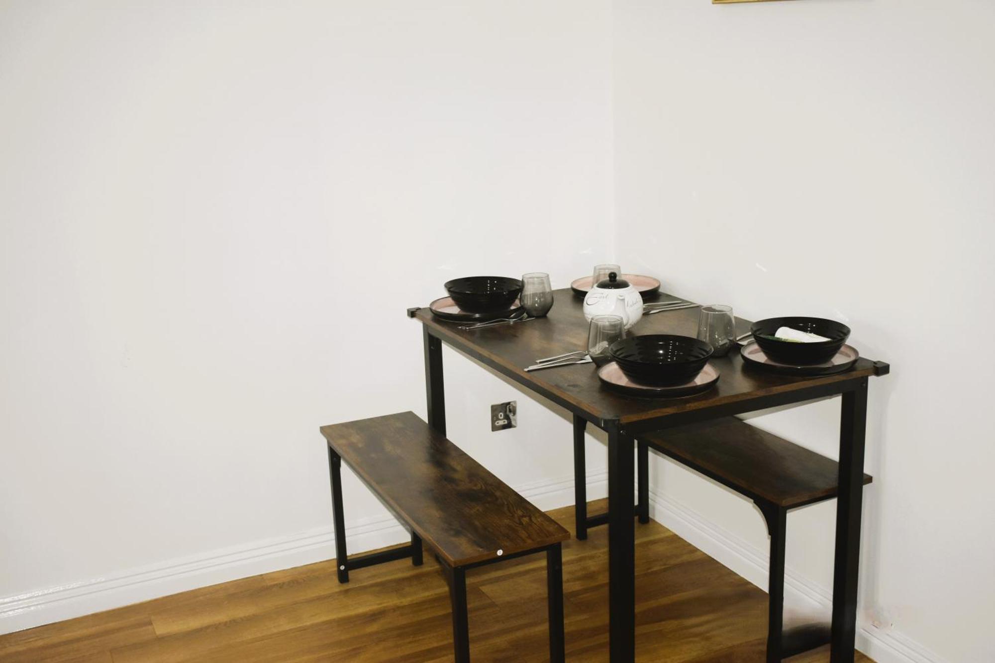 Luxury 2 Bed House With 3 Beds,3 Free Parking Lot In Dartford Near Town Centre, Adjacent Bus Stop, Train Station, Bluewater Mall, 25Mins To London City Airport,20 Miles From Central London מראה חיצוני תמונה